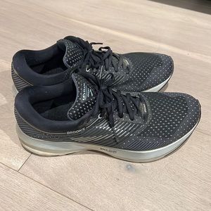 Brooks Energize Neutral Navy Sneakers